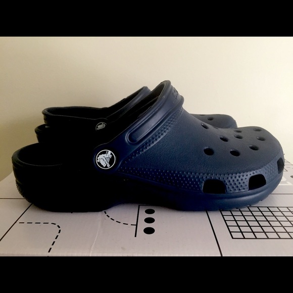 Unisex Blue crocs men’s 6 women’s 8